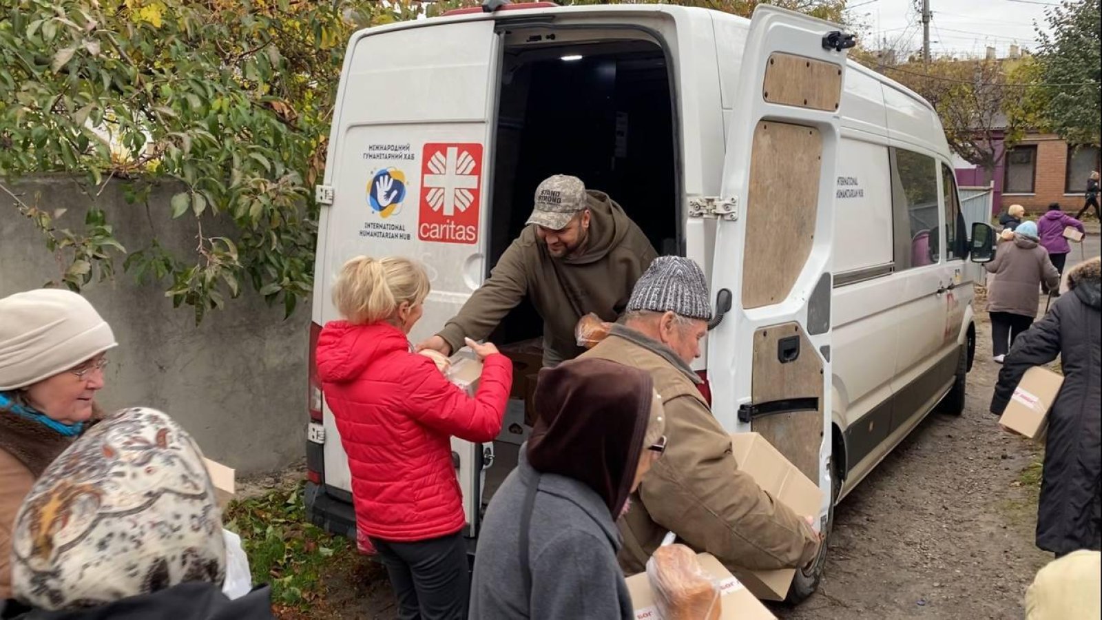 Austeilung von Hilfsgütern an Hilfebedürftige in der Ukraine