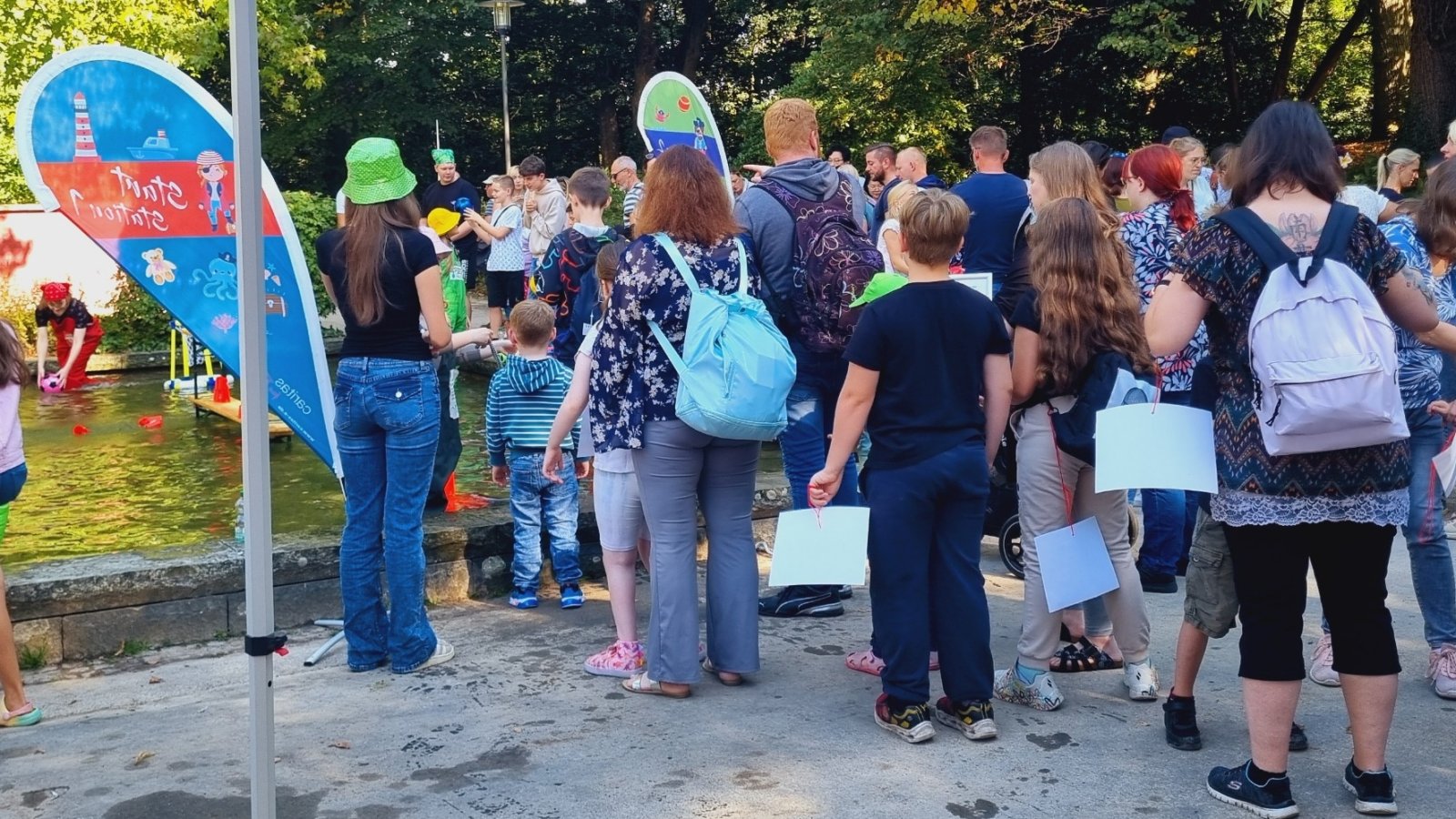 Menschenmenge am Stand der Essener Caritas