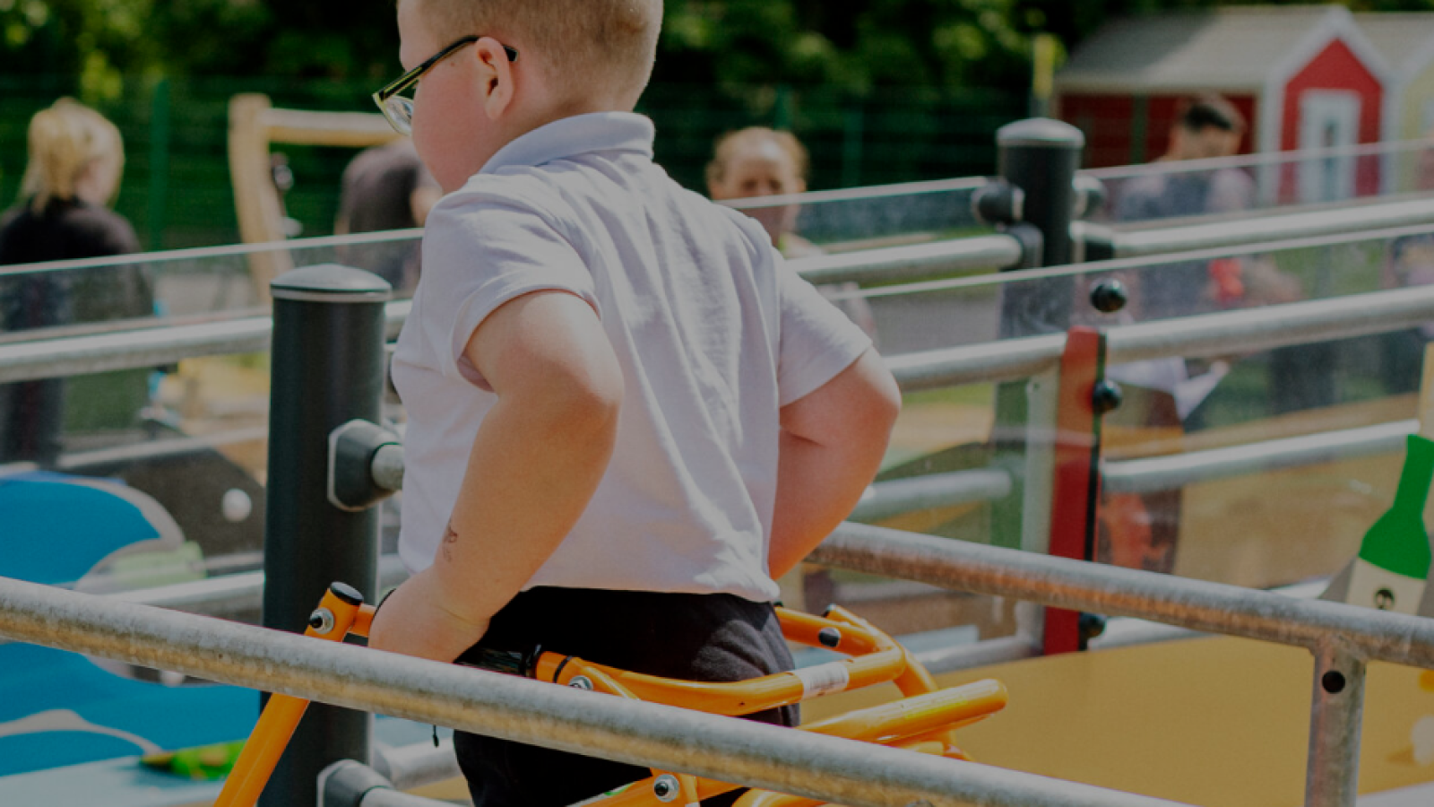 Junge auf Spielplatz