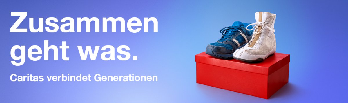 Roter Schuhkarton auf dem zwei unterschiedliche Schuhe als Generationensymbol stehen vor blauem Hintergrund